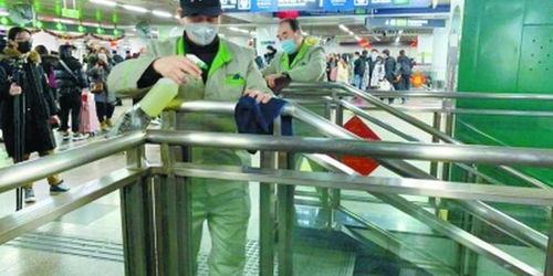 地鐵安檢設(shè)備每小時消毒一次